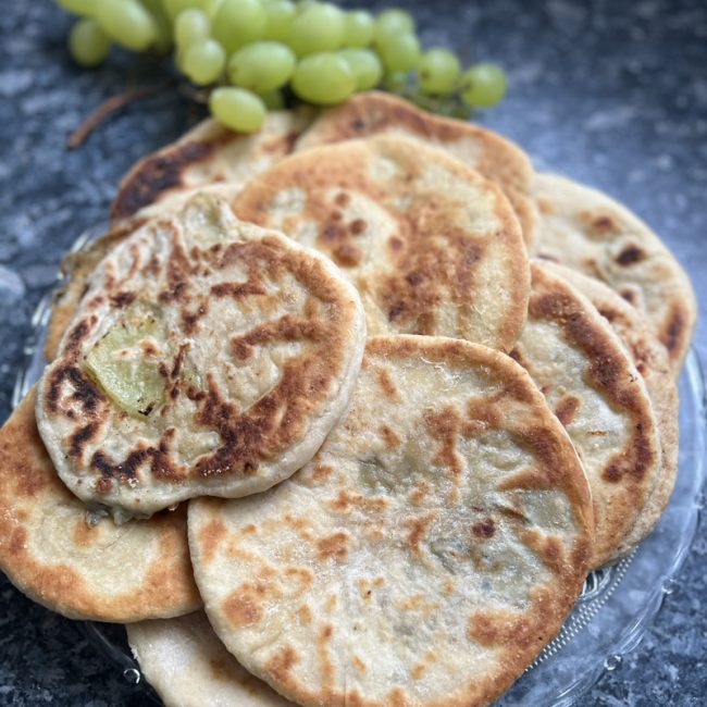 Pains plats au stilton et aux raisins de Paul Hollywood