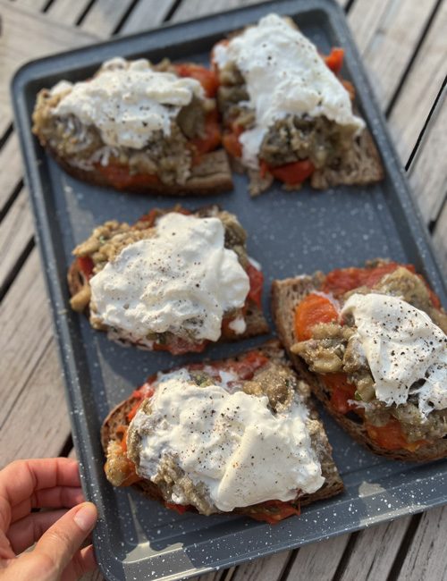 Toasts d’aubergines, sauce tomate et burrata de Gill Meller