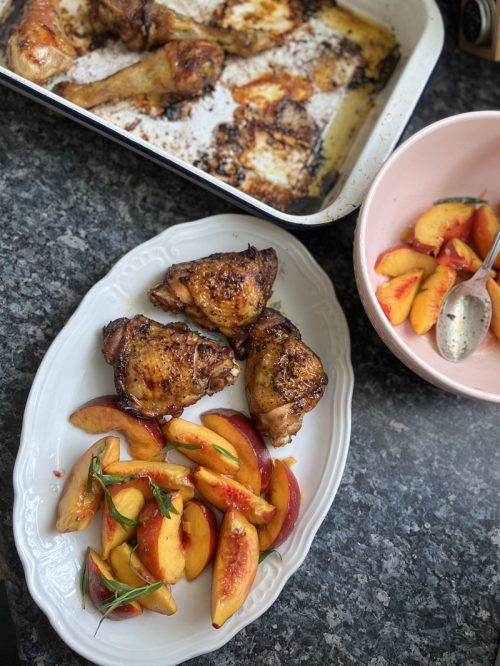 Poulet rôti au paprika fumé, salade de pêches à l’estragon