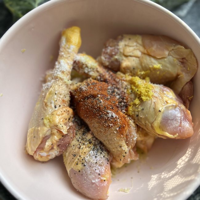 Poulet rôti au paprika fumé, salade de pêches à l’estragon