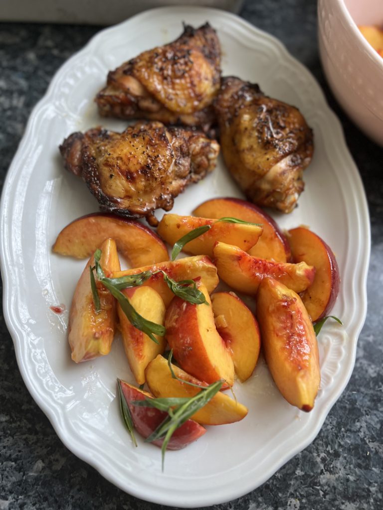 Poulet rôti au paprika fumé, salade de pêches à l’estragon