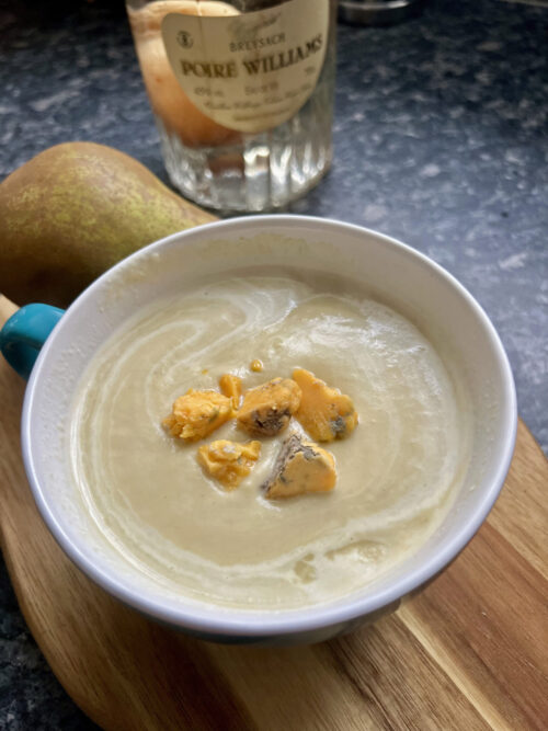 Soupe au Shropshire blue cheese, chou-fleur et poire