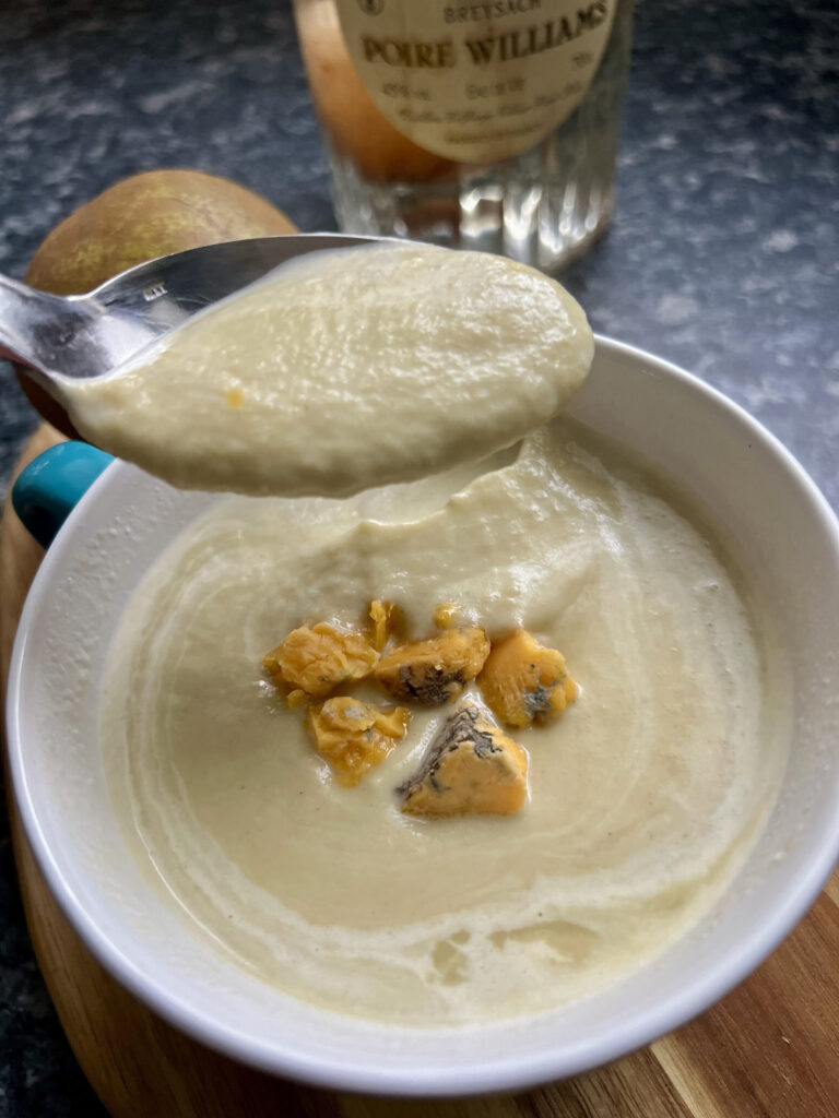 Soupe au Shropshire blue cheese, chou-fleur et poire