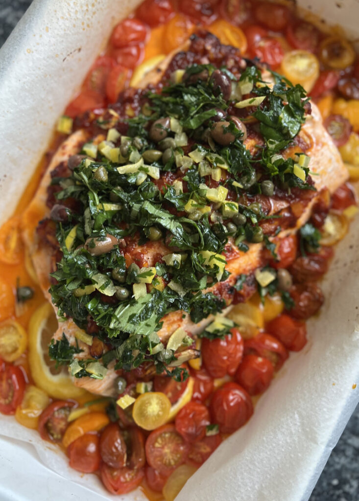 Saumon alla puttanesca et herbes fraîches d’Ottolenghi