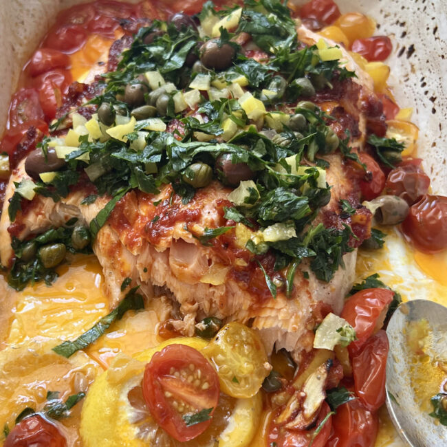 Saumon alla puttanesca et herbes fraîches d’Ottolenghi