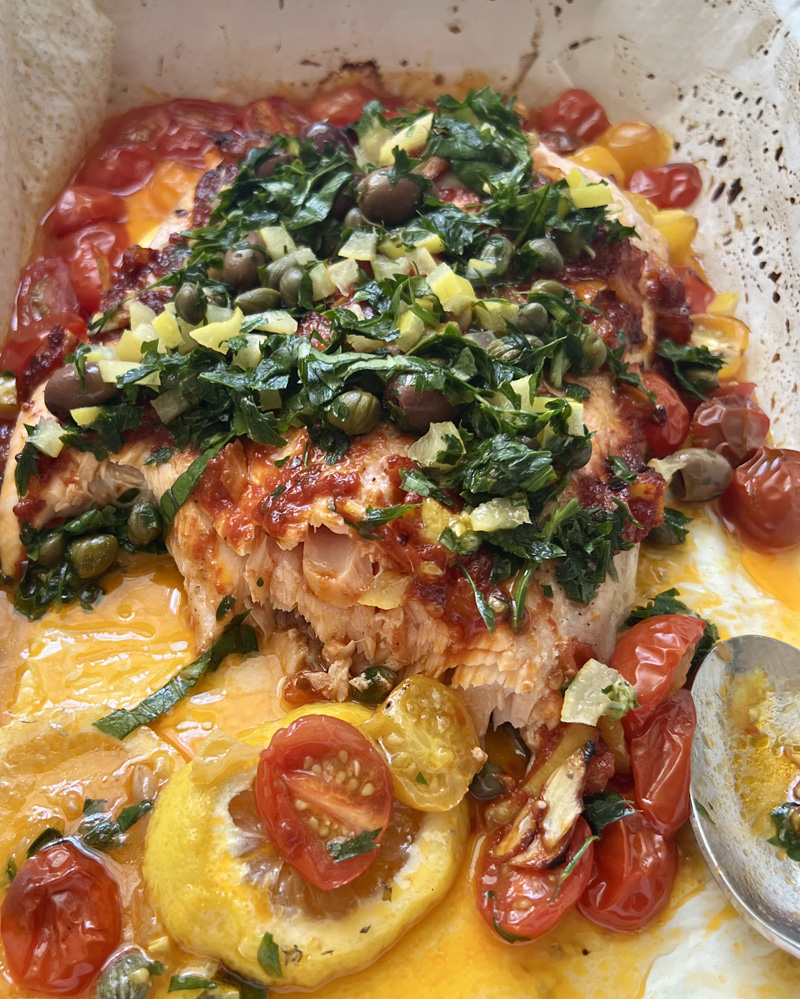 Saumon alla puttanesca et herbes fraîches d’Ottolenghi