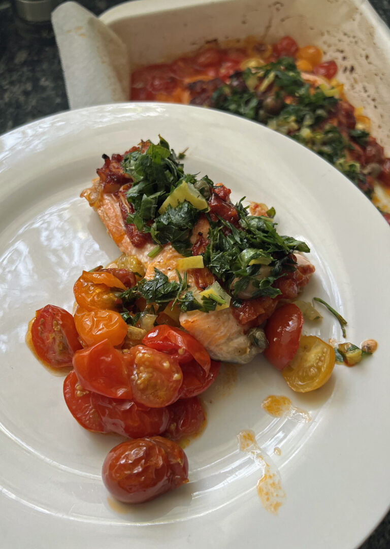 Saumon alla puttanesca et herbes fraîches d’Ottolenghi
