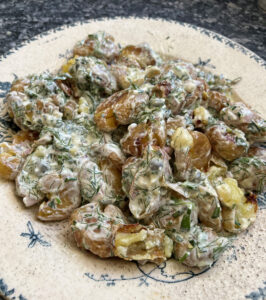 Salade de pommes de terre frappées ou tapées, sauce aux herbes fraîches