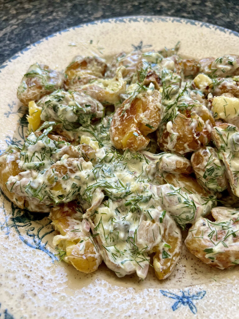 Salade de pommes de terre frappées ou tapées, sauce aux herbes fraîches