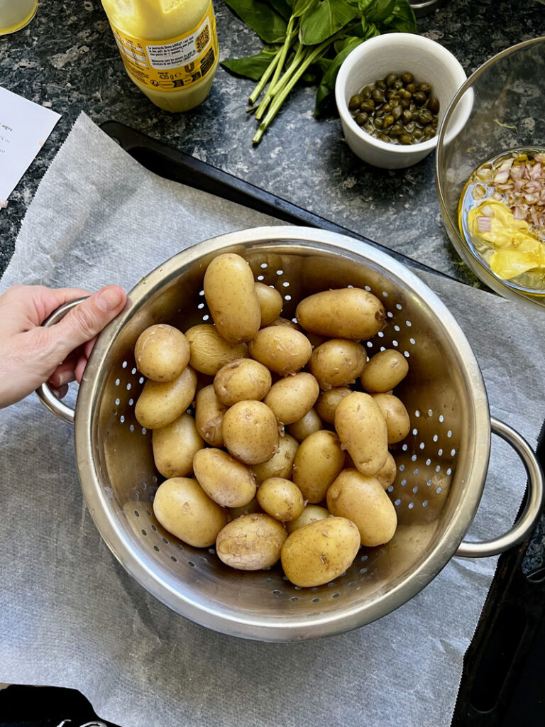Salade de pommes de terre frappées ou tapées, sauce aux herbes fraîches