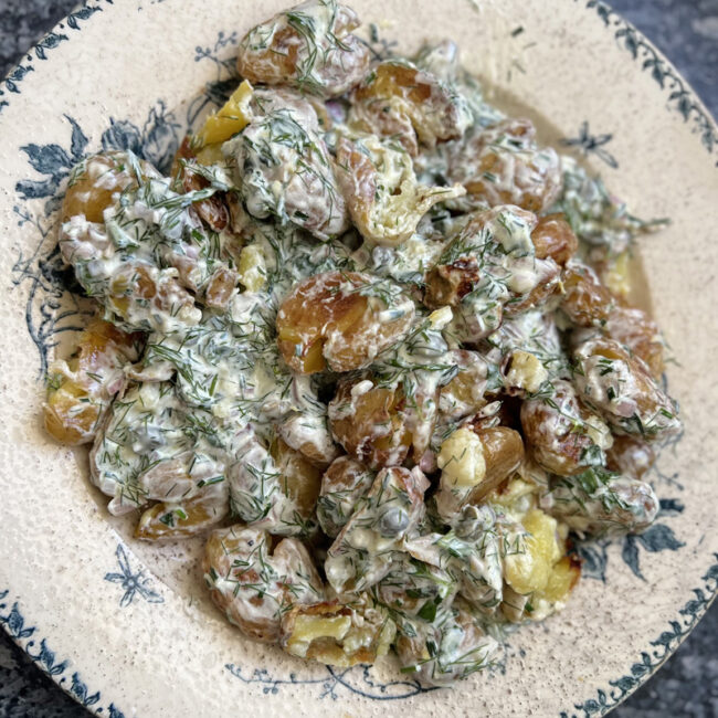 Salade de pommes de terre frappées ou tapées, sauce aux herbes fraîches