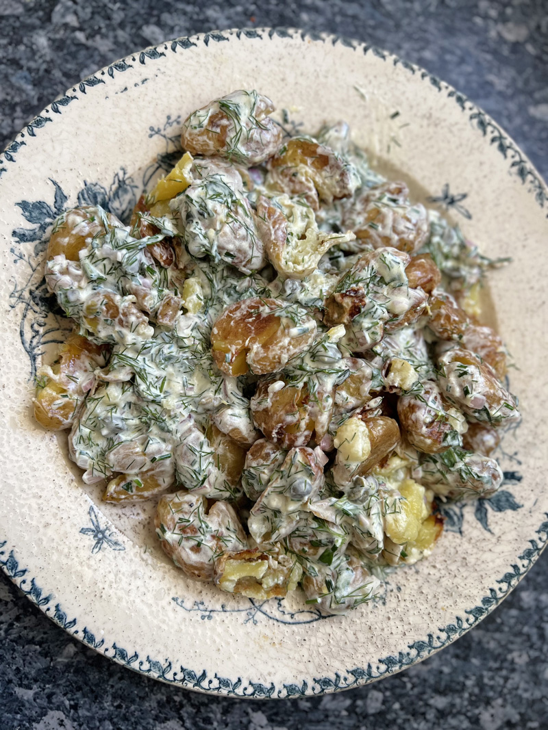 Salade de pommes de terre frappées ou tapées, sauce aux herbes fraîches