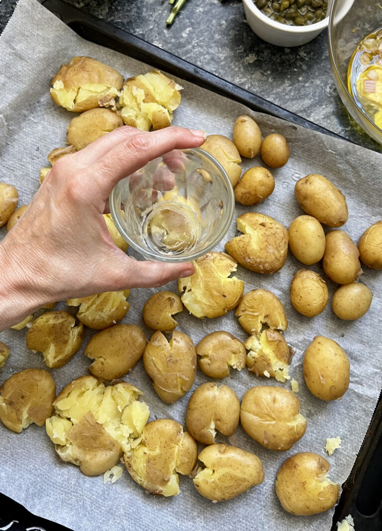 Salade de pommes de terre frappées ou tapées, sauce aux herbes fraîches