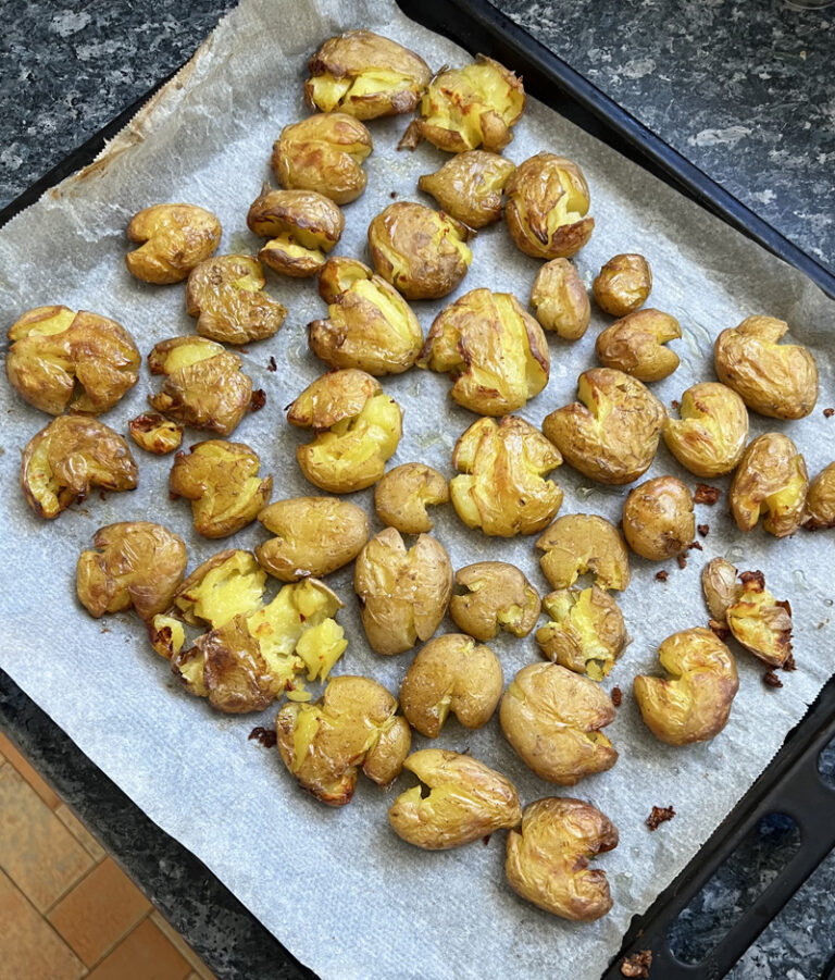 Salade de pommes de terre frappées ou tapées, sauce aux herbes fraîches