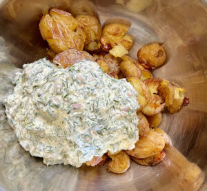 Salade de pommes de terre frappées ou tapées, sauce aux herbes fraîches