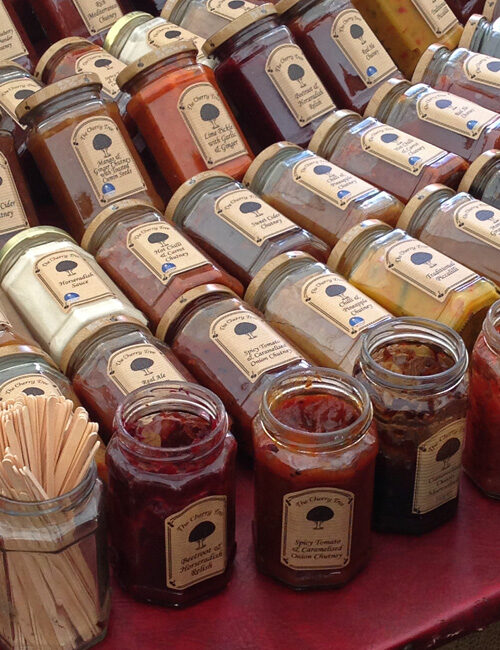 Les chutneys et pickles sont un peu les rockstars de la gastronomie britannique et indienne. Sucrés, acidulés ou carrément épicés