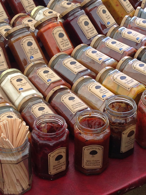 Les chutneys et pickles sont un peu les rockstars de la gastronomie britannique et indienne. Sucrés, acidulés ou carrément épicés
