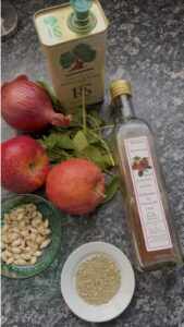 Salade croquante de pomme, oignon rouge, menthe et graines de courge