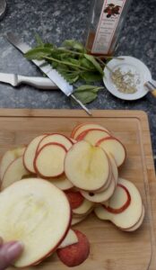 Salade croquante de pomme, oignon rouge, menthe et graines de courge