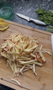 Salade croquante de pomme, oignon rouge, menthe et graines de courge