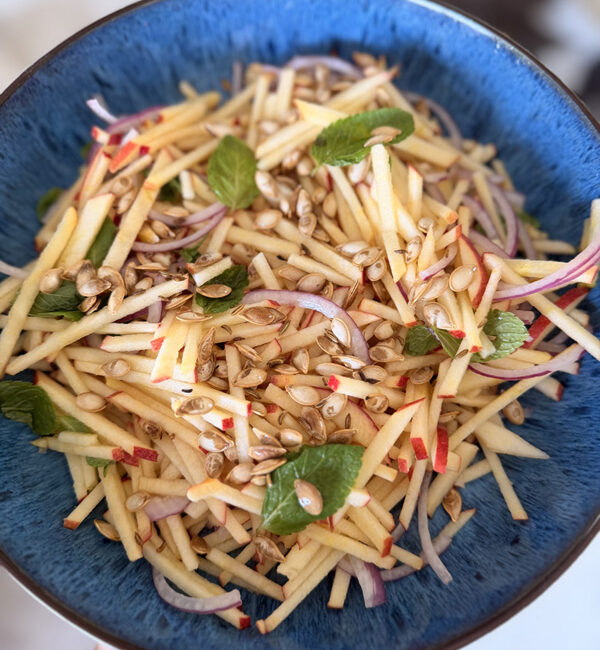 Salade croquante de pomme, oignon rouge, menthe et graines de courge