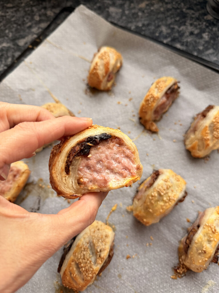 Sausage rolls à l’oignon caramélisé (petits feuilletés anglais)