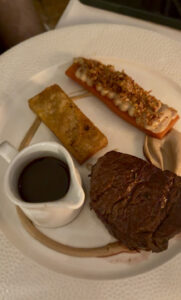 Filet de bœuf, carottes nouvelles glacées, chou-fleur rôti et purée d’ail, rösti de pommes de terre, sauce bordelaise