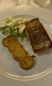 Bar de roche rôti à la poêle, pommes de terre croustillantes, salade de crevettes grises et sauce vierge