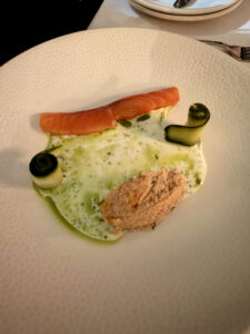 Saumon mariné avec rillette de saumon fumé et babeurre au raifort