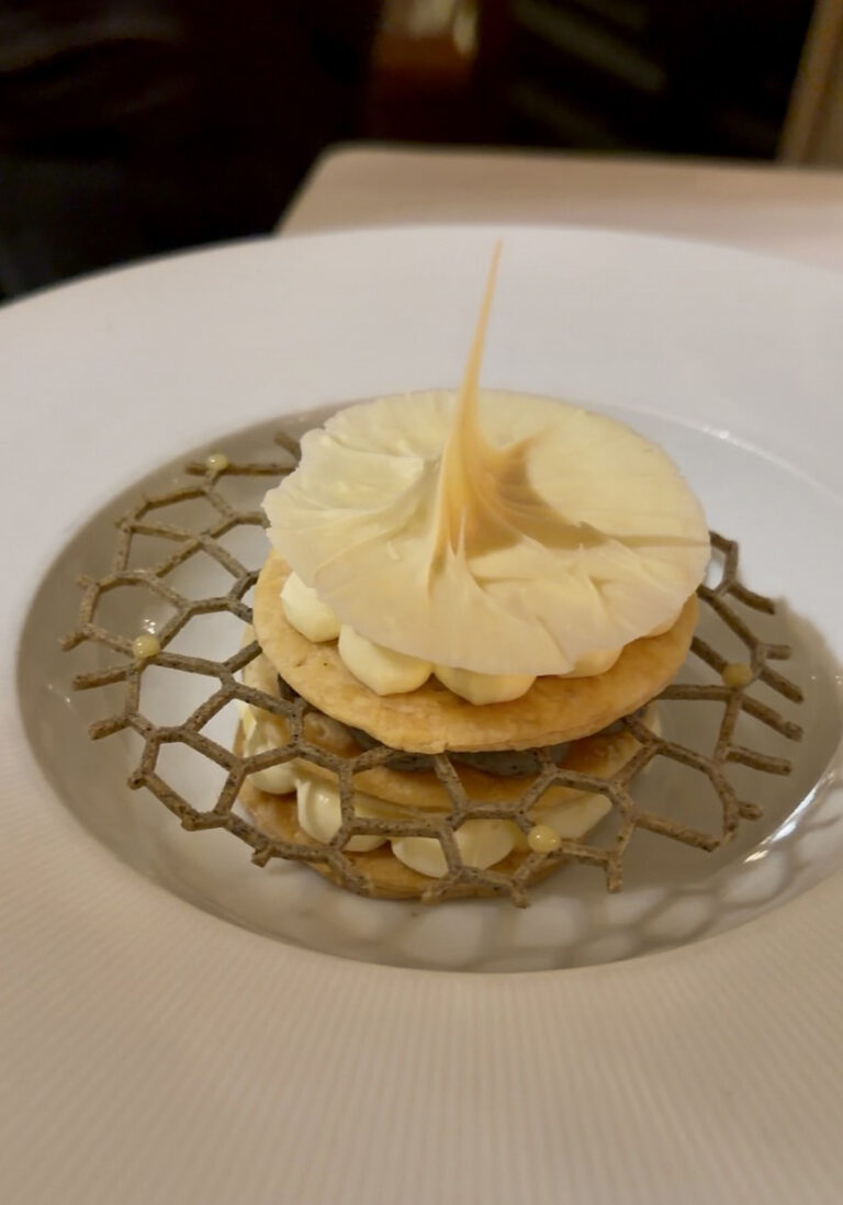 Mille-feuille citron et sésame noir, avec curd au citron et tuile au sésame noir