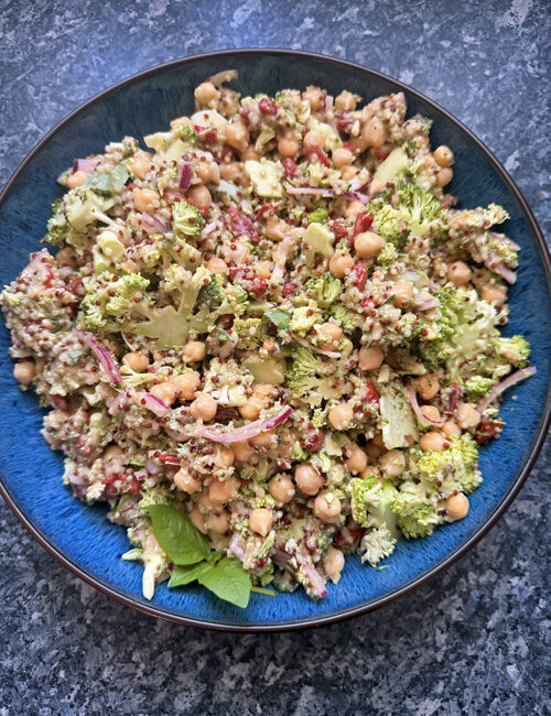 Salade de brocoli cru aux baies de goji de Yotam Ottolenghi