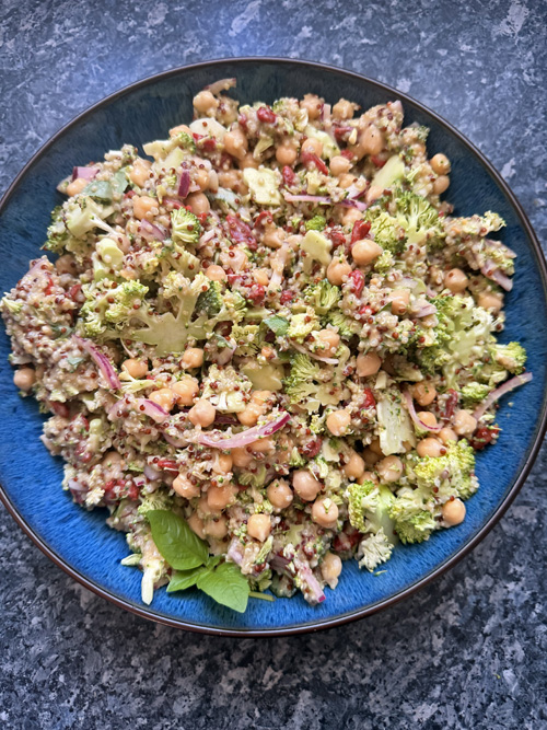 Salade de brocoli cru aux baies de goji de Yotam Ottolenghi