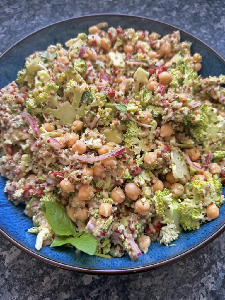 Salade de brocoli cru aux baies de goji de Yotam Ottolenghi