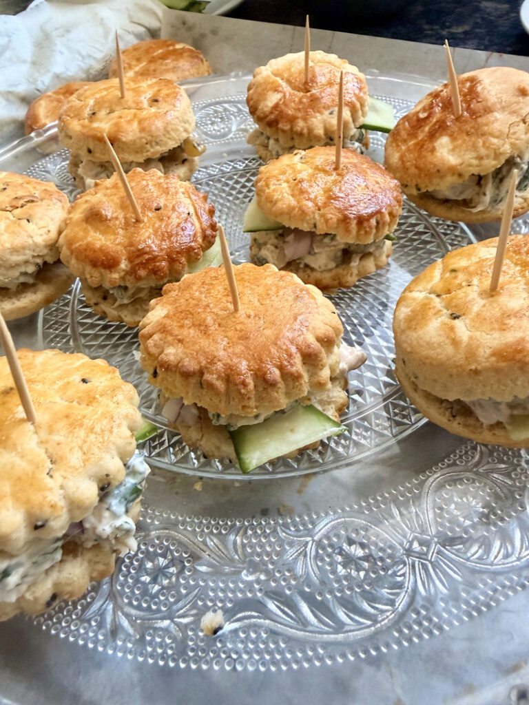 Scones au Coronation chicken