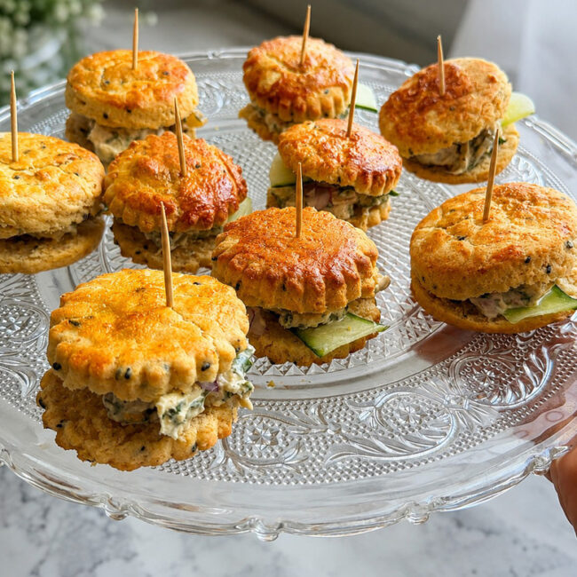 Scones au Coronation chicken